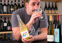 KOMBINIEREN SIE WEIN UND FISCH, entdecken Sie Weiß- und Rotweine, die Sie im Sommer und darüber hinaus genießen können!
