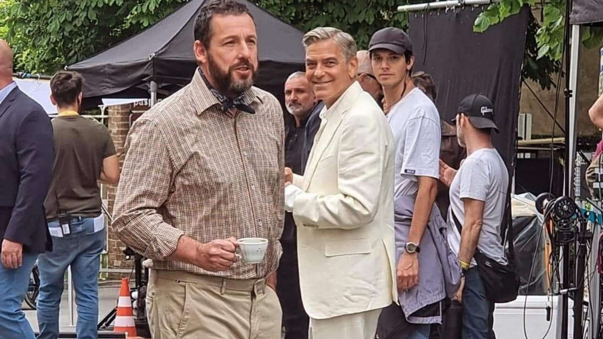 Il Brunello di Montalcino protagonista in 'Jay Kelly', nuovo film Netflix con Sandler e Clooney.