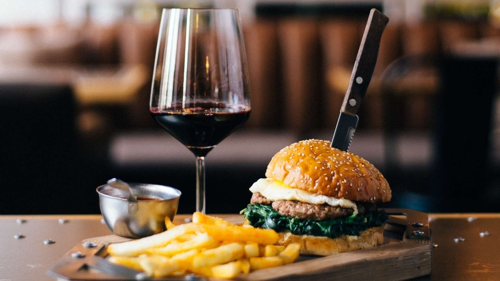 Gustati VINO e HAMBURGER senza paure, festeggia la giornata internazionale dell’Hamburger.