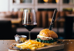 Gustati VINO e HAMBURGER senza paure, festeggia la giornata internazionale dell’Hamburger.