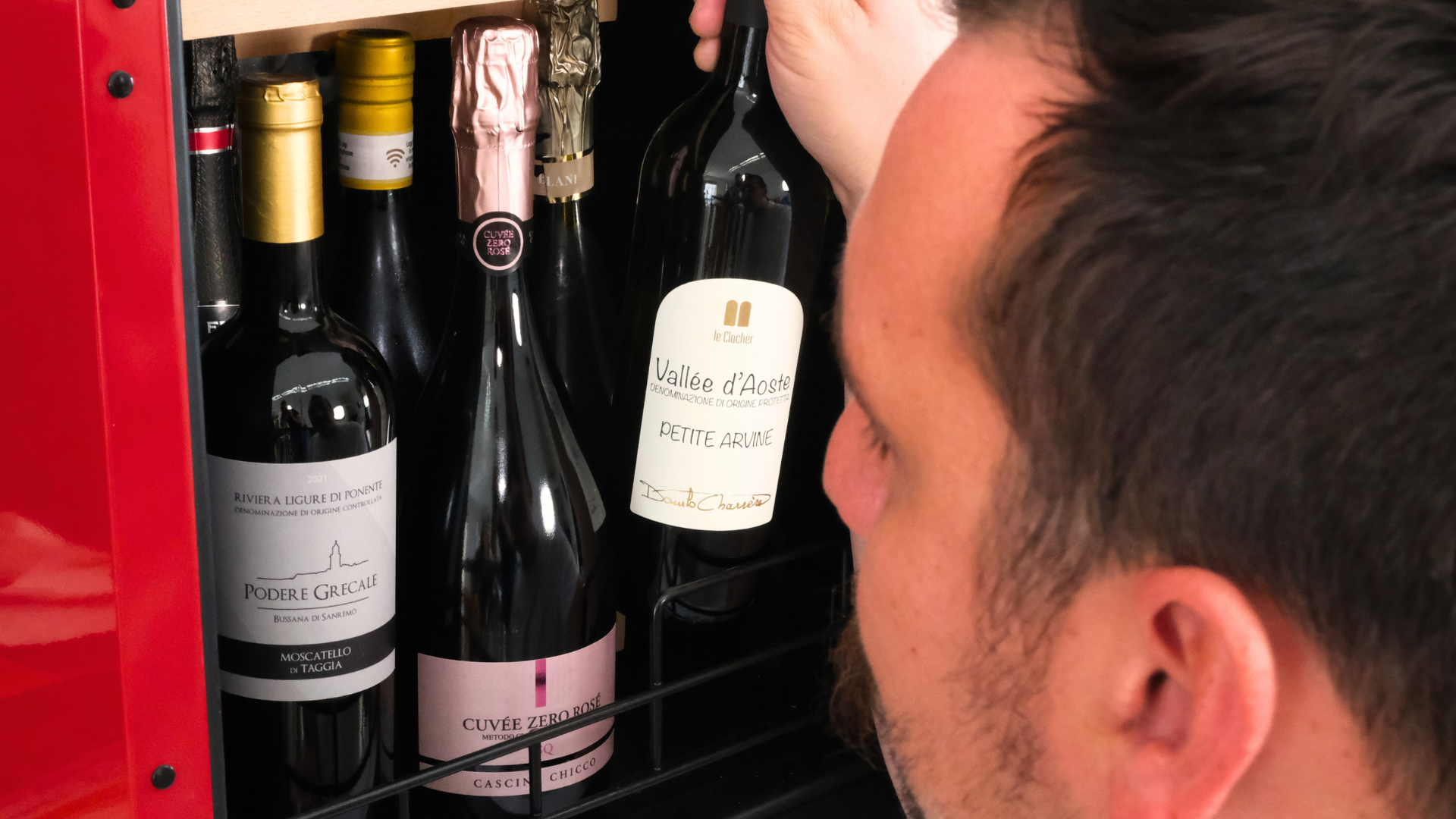 Vamos aprender F de FRUITY, descobrindo os melhores vinhos com um gole crocante!